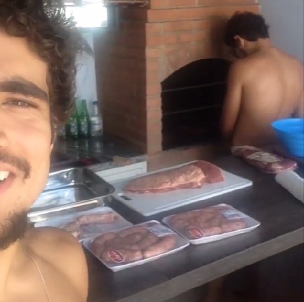 Caio Castro faz churrasco com os amigos (Foto: Instagram / Reprodução)