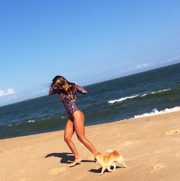 Adriana brinca com cadelinha na areia (Foto: Reprodução_Instagram)