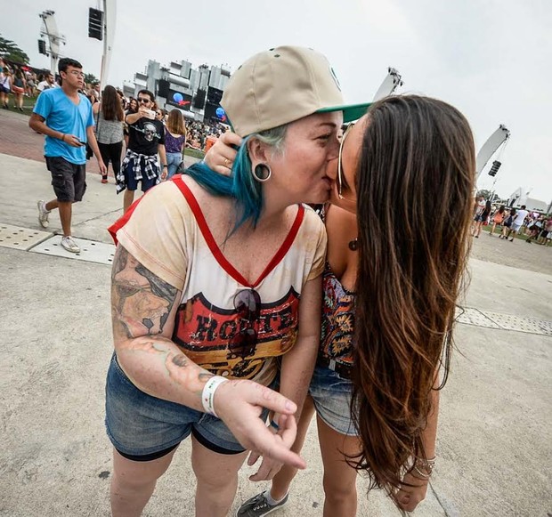 Mulheres se beijam no Rock in Rio (Foto: Francisco Cepeda/AGNews-RJ)