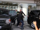 Fã agarra Jon Bon Jovi em saída de hotel no Rio
