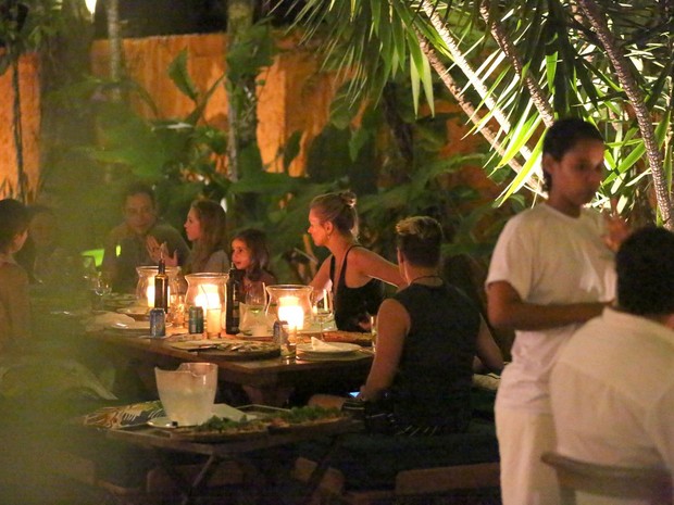Kate Moss em restaurante em Trancoso, na Bahia (Foto: Gabriel Rangel / Agnews)