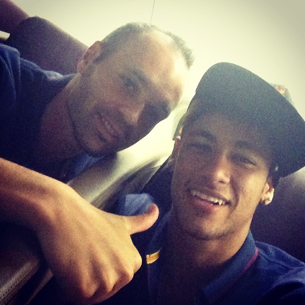 Neymar e Iniesta no avião para Barcelona (Foto: Instagram)