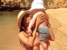 Sara Carbonero curte praia com filho Martín e mostra corpo sequinho