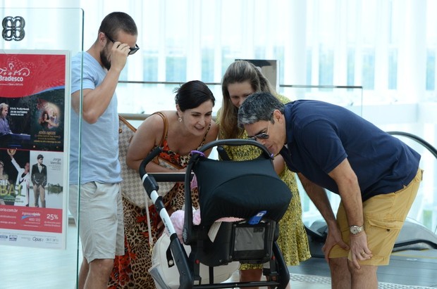 Fátima Bernardes e William Bonner encontram Rafael Cardoso e família (Foto: Marcus Pavão / AgNews)