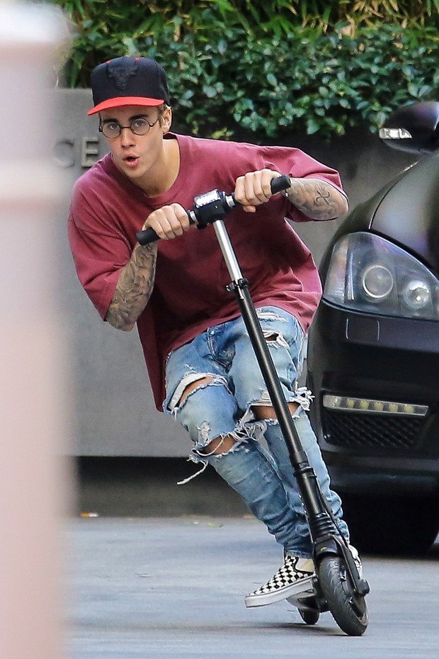 Justin Bieber anda de patinete em Los Angeles, nos Estados Unidos (Foto: AKM-GSI/ Agência)