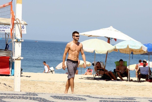 Rodrigo Hilbert na praia (Foto: JC Pereira/ Ag. News)