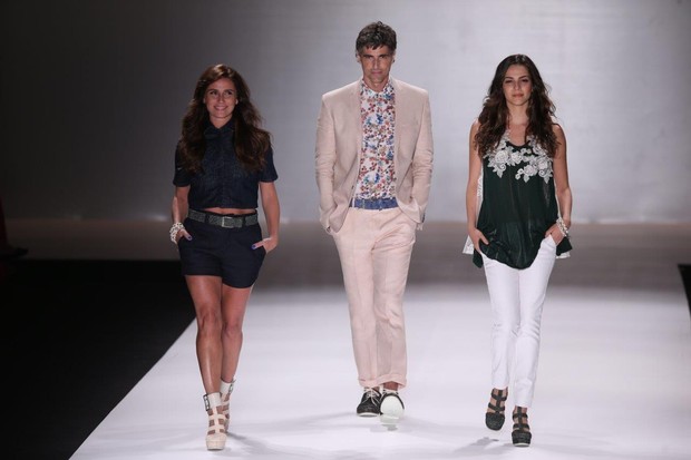 Giovanna Antonelli, Reynaldo Gianecchini e Tainá Müller desfilam no Fashion Rio (Foto: Francisco Cepeda / AgNews)