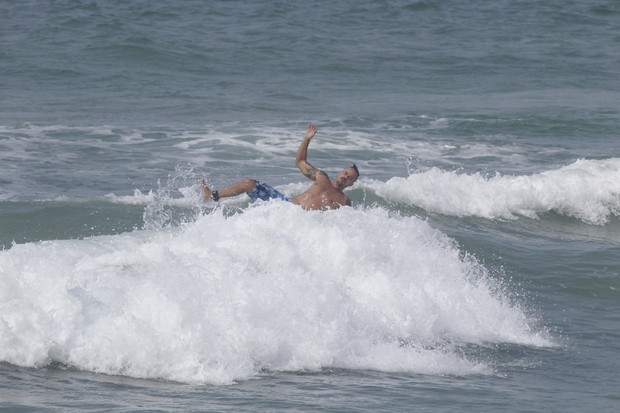 Paulinho Vilhena surfa com amigo na praia de Grumari (Foto: Leoncio Pestana/ Ag. News)