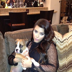 Kim Kardashian com cachorro (Foto: Instagram/ Reprodução)