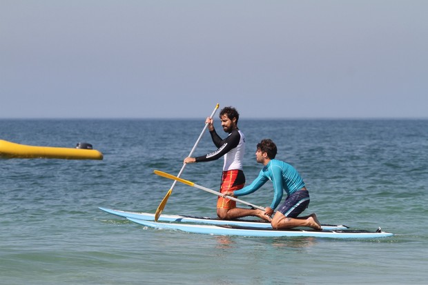 Ricardo Pereira e Bruno Gagliasso fazem stand up paddle na praia da Barra da Tijuca, RJ (Foto: Wallace Barbosa/AgNews)