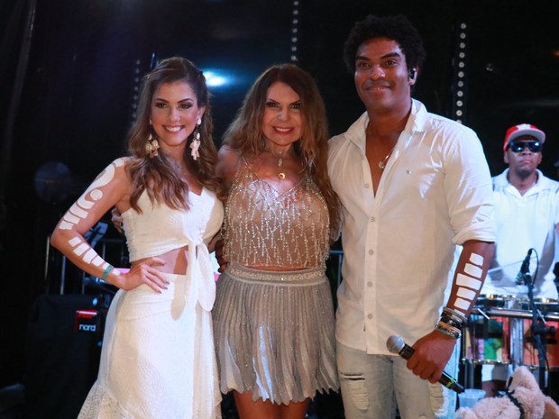 Elba Ramalho com os vocalistas da banda Timbalada em show em Trancoso, na Bahia (Foto: Fred Pontes/ Divulgação)
