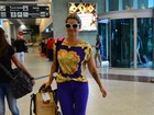 De calça justinha, Kelly Key é tietada em aeroporto do Rio