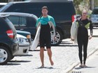Cauã Reymond surfa com o pai em praia carioca 