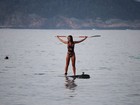 Letícia Wiermann pratica stand up paddle em praia da Zona Sul do Rio