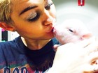 Oi?! Miley Cyrus dá selinho em porco