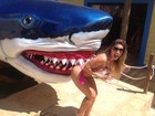 Tati Minerato ganha mordida de tubarão no bumbum