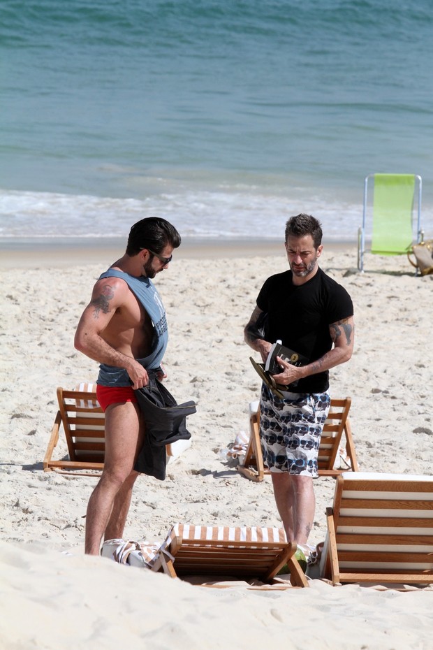 Marc Jacobs e Harry Louis na praia de Ipanema (Foto: Wallace Barbosa / AgNews)