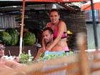 Malvino Salvador e Kyra Gracie namoram em dia de praia