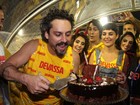 Com elenco de 'Império', Alexandre Nero comemora aniversário na Sapucaí