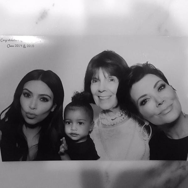 Kim Kardashian com a família (Foto: Twitter / Reprodução)