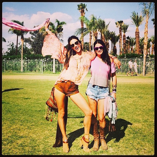 Alessandra Ambrósio com uma amiga no festival Coachella (Foto: Reprodução/Instagram)