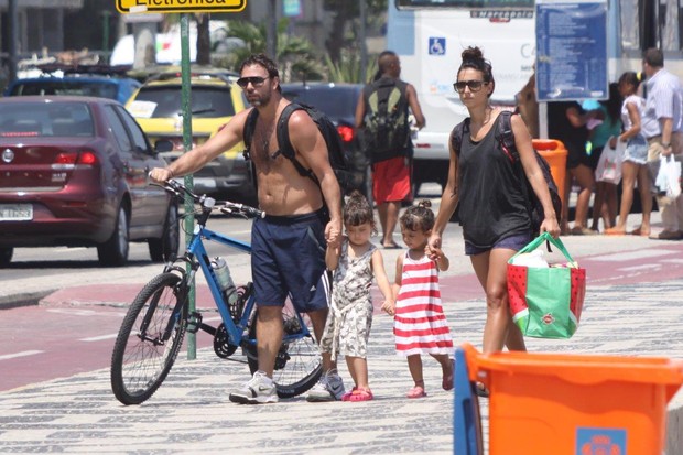 Marcelo Faria na praia com a família (Foto: J. Humberto / AgNews)