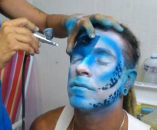 Jorge Abreu tingiu o rosto do integrante com air brush (Foto: Jorge Abreu )