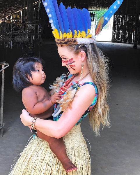 Larissa Manoela com criança indígena no colo (Foto: Reprodução/Instagram)