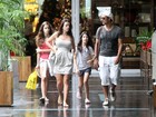 Marcos Pasquim passeia com a namorada e a filha no Rio