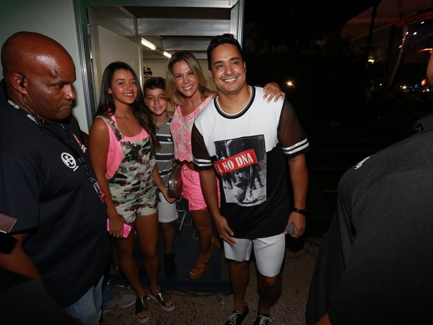Carla Perez e Xanddy com os filhos, Camilly Victoria e Victor Alexandre, em show em Salvador, na Bahia (Foto: Ag. News)
