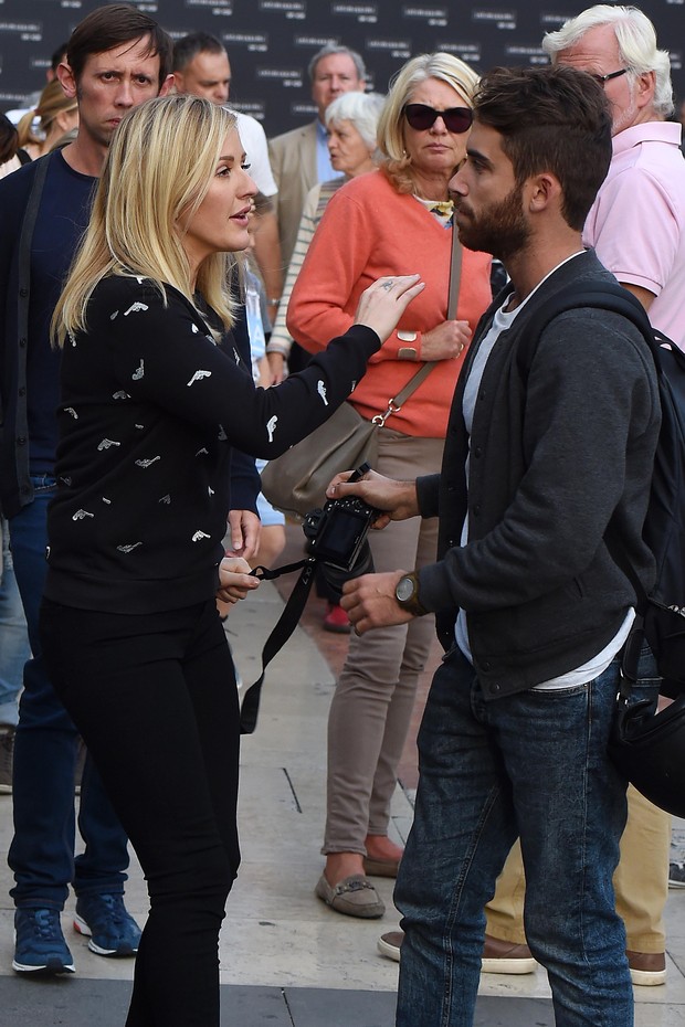 Ellie Goulding discute com fotógrafo (Foto: Grosby Group)