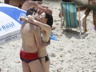 Mateus Solano namora a mulher e curte a filha na praia
