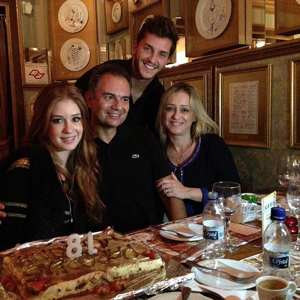 Marina Ruy Barbosa com Klebber Toledo e os pais Gioconda e Paulo em restaurante em São Paulo (Foto: Instagram/ Reprodução)