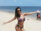 De biquíni, Babi Rossi exibe corpão em praia em Maceió