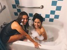 Laryssa Ayres e Amanda de Godoi se divertem em banheira
