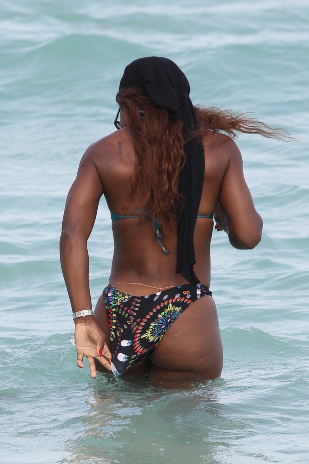 Serena Williams exibe braço musculoso e barriga trincada em Miami Beach  (Foto: AKM-GSI / AKM-GSI)