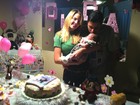 Debby Lagranha faz festinha para comemorar 1 mês da filha