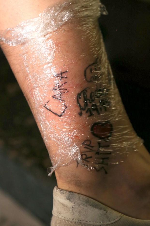 Tatuagem que Cara Delevingne fez em fã brasileira (Foto: André Freitas/AgNews)
