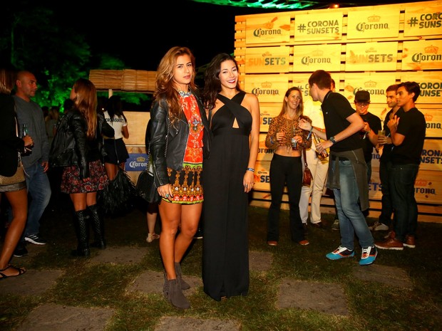 Paula Morais com amiga em festa no Rio (Foto: Ag. News)