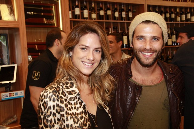 Bruno Gagliasso e Giovanna Ewbank na inauguração da boutique de carnes do apresentador André Marques (Foto: Isac Luz/EGO)