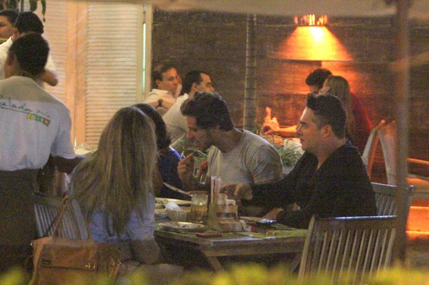 Ex-BBB Eliéser com amigos em restaurante na Zona Oeste do Rio (Foto: Delson Silva/ Ag. News)
