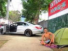Modelo acampa na porta do Lollapalooza com carro de R$ 300 mil