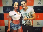 Gracyanne Barbosa fotografa com Luan Santana em bastidor de show