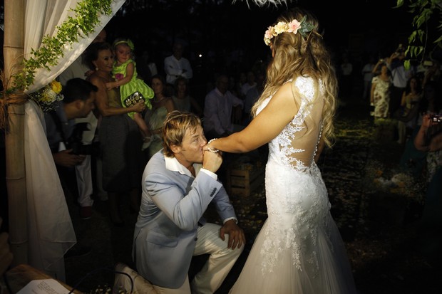 Theo Becker e Raphaela Lamim se casaram em Grumari, Zona Oeste do Rio (Foto: Marcos Serra Lima/EGO)