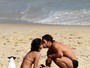 Pablo Morais curte praia com a namorada, Letícia Almeida