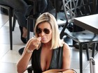 Andressa Urach usa decotão e calça 'embalada à vácuo' em aeroporto