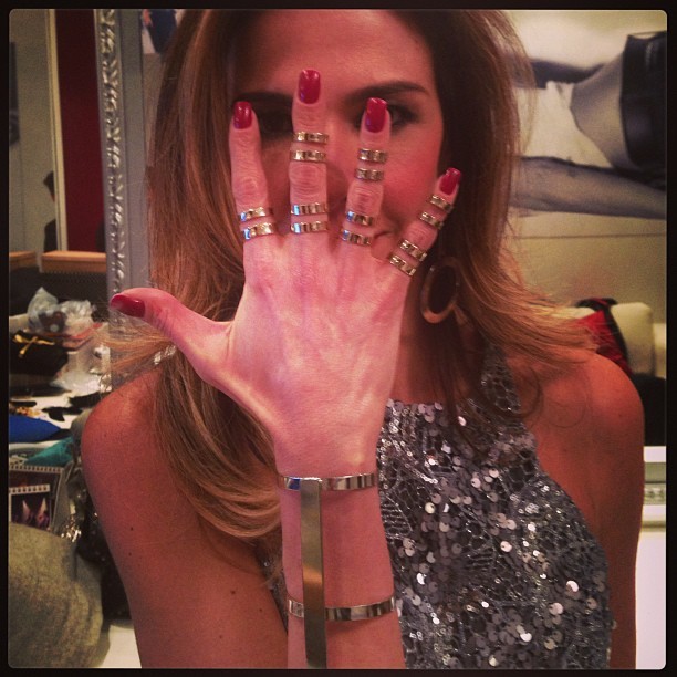 Luciana Gimenez exibe anel (Foto: Instagram)