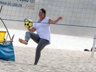 Grávida, Amandha Lee joga futevôlei em praia do Rio 