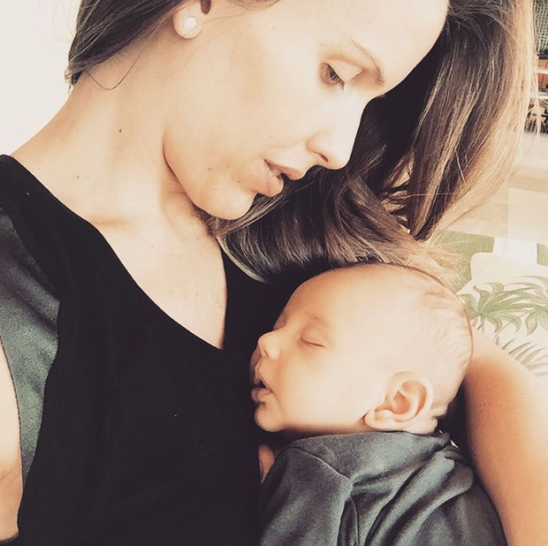 Mariana Ferrão com o filho (Foto: Reprodução/Instagram)