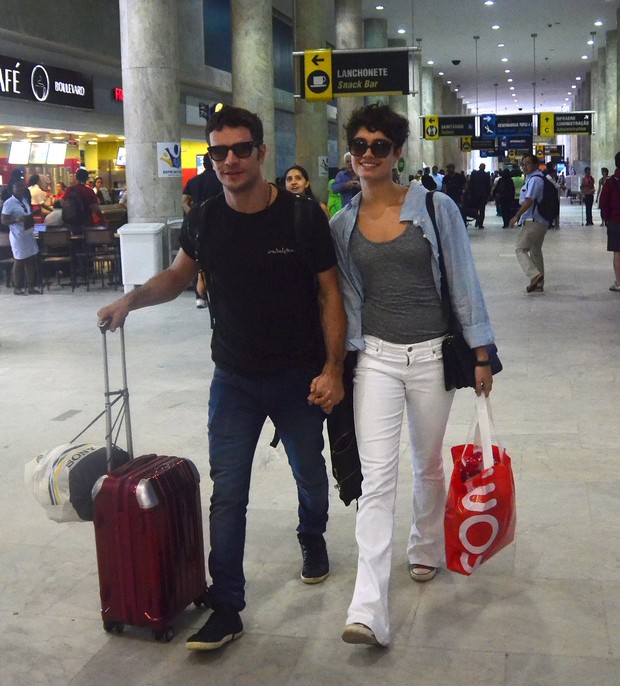 Sophie Charlotte e Daniel de Oliveira no aeroporto (Foto: William Oda / AgNews)